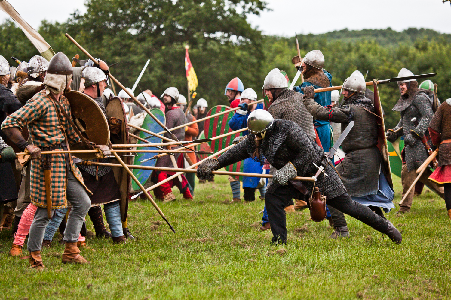 Битва при гастингсе произошла. Битва при Гастингсе. Битва при Гастингсе 1066 реконструкция. Битва при Гастингсе реконструкция. Рыцарский турнир "битва при Креси".